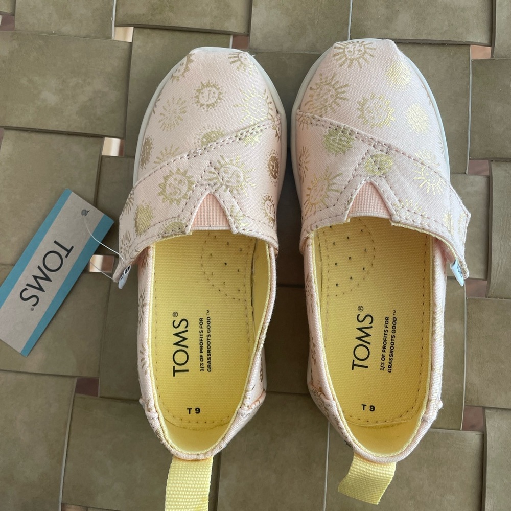 NEW (NWT) TOMS toddler size 9